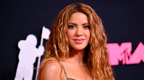 Shakira lució como oro líquido en los MTV Video Music Awards 2023.